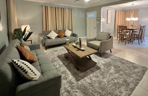 South Gate Casa | Cozy 2B home, free parking on premise, & near LAX