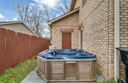 Concord Casa | Cozy 2B Townhouse - Hot Tub