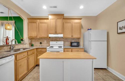 Concord Casa | Cozy 2B Townhouse - Hot Tub