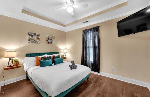 Concord Casa | Cozy 2B Townhouse - Hot Tub