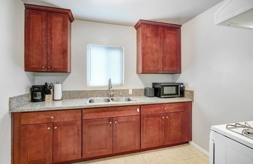 Alhambra Apartamento | Cozy 2B1B Retreat: Great Transit & Quiet Street