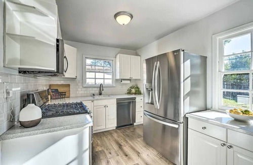 West Sacramento Casa | Cozy 2BD 1B bungalow + King Bed near Sutter Park