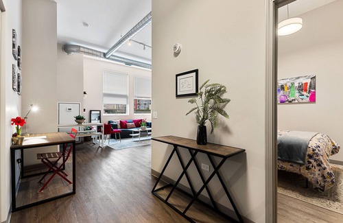 Near South Side Condominio | Cozy 2bd/2ba McCormick Museums Condo (+Gym & Rooftop)