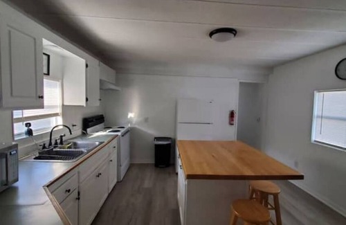 Lake Charles Casa | Cozy 2BD/2BA Mobile Home/ AC, Wi-Fi, W/D, Kitchen, Prime Central Location