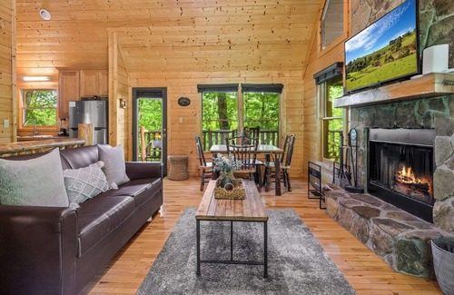 Wears Valley Cabina | Cozy 2BD Cabin w/ HOT TUB! Pool Table + Near TOWN!