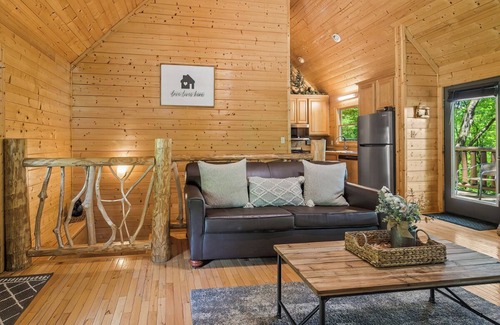 Wears Valley Cabina | Cozy 2BD Cabin w/ HOT TUB! Pool Table + Near TOWN!
