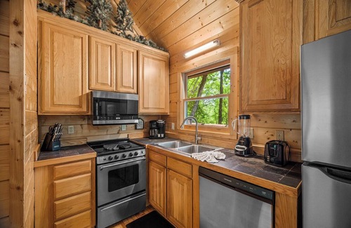 Wears Valley Cabina | Cozy 2BD Cabin w/ HOT TUB! Pool Table + Near TOWN!