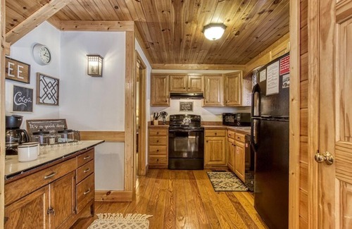 Wears Valley Cabina | COZY 2BD Retreat! HOT TUB! Nestled in the Woods!