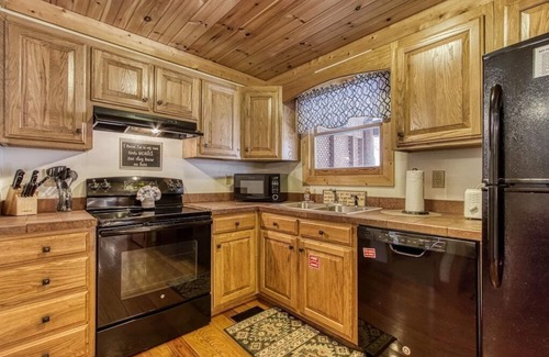 Wears Valley Cabina | COZY 2BD Retreat! HOT TUB! Nestled in the Woods!