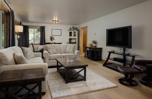 Southwest Bend Casa | Cozy 2BDR Retreat in Bend for 6