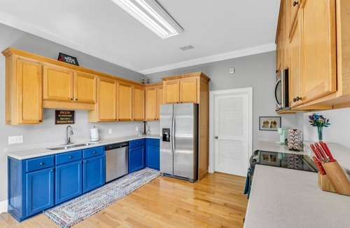 Darien Apartamento | Cozy 2bed, 2bath loft in downtown Darien, GA! Enjoy a master room with a balcony view of the river.