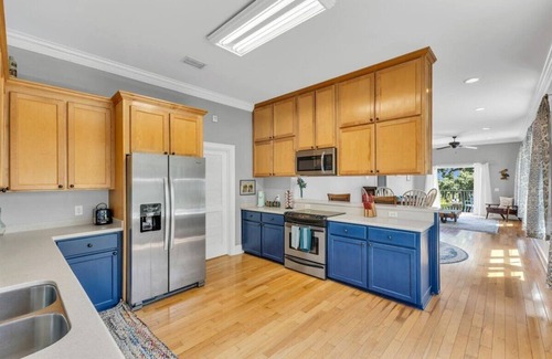 Darien Apartamento | Cozy 2bed, 2bath loft in downtown Darien, GA! Enjoy a master room with a balcony view of the river.