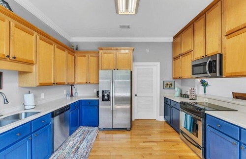 Darien Apartamento | Cozy 2bed, 2bath loft in downtown Darien, GA! Enjoy a master room with a balcony view of the river.