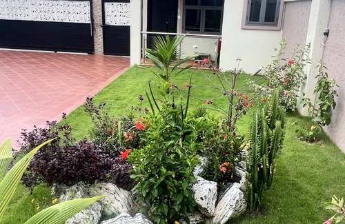 Kumasi Casa | Cozy 2Bedroom w/Queen Beds + vibrant Living Room + Hi-speed WiFi + Kitchen
