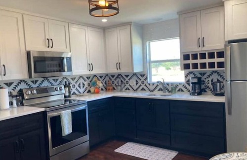 Del Valle Casa | Cozy 2br-1ba 10min from Airport
