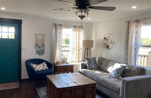 Del Valle Casa | Cozy 2br-1ba 10min from Airport