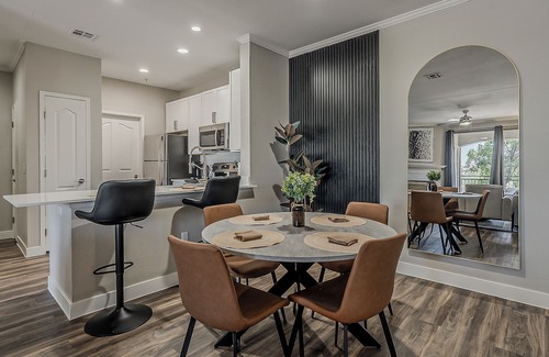 Horseman's Park Apartamento | Cozy 2BR 2BA Pool Gym Free Parking