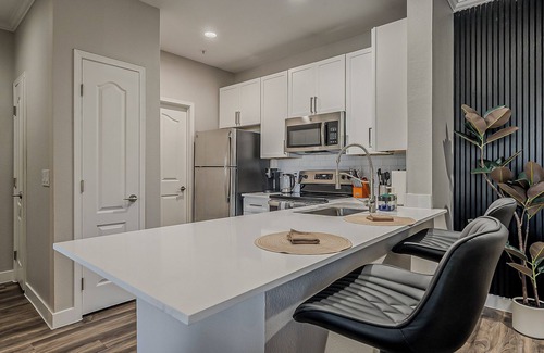 Horseman's Park Apartamento | Cozy 2BR 2BA Pool Gym Free Parking