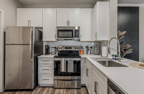 Horseman's Park Apartamento | Cozy 2BR 2BA Pool Gym Free Parking