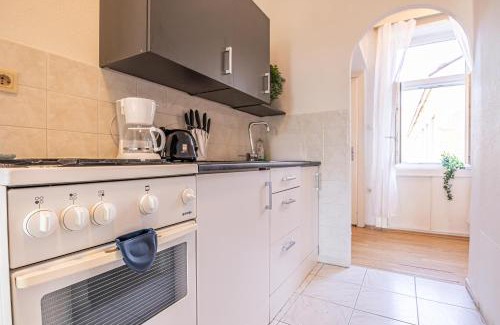 Wieden Apartamento | Cozy 2BR Apt Prime Vienna Location for Longstays