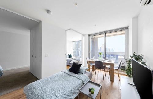 Melbourne Central Business District Apartamento | Cozy 2BR Apt Steps from Southern Cross City Views