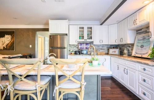 Fair Lawn Apartamento | Cozy 2BR Apt w/ Dedicated Home Office & Restoration Hardware Furnishing