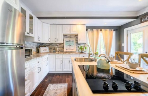 Fair Lawn Apartamento | Cozy 2BR Apt w/ Dedicated Home Office & Restoration Hardware Furnishing