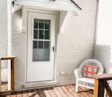 Columbia Casa | Cozy 2BR Apt w KING in historic dist. 1mi to sq.