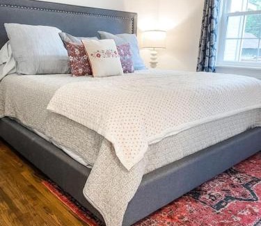 Columbia Casa | Cozy 2BR Apt w KING in historic dist. 1mi to sq.