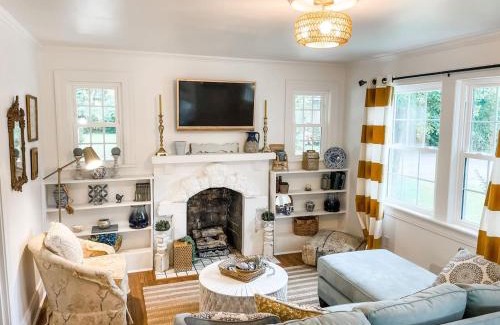 Columbia Casa | Cozy 2BR Apt w KING in historic dist. 1mi to sq.