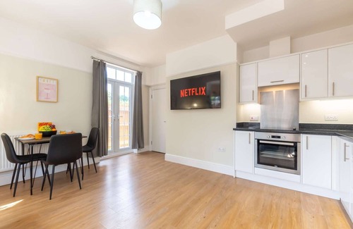 Southampton Apartamento | Cozy 2BR Apt w/ Modern Amenities