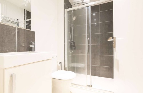 Southampton Apartamento | Cozy 2BR Apt w/ Modern Amenities