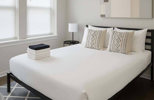 Chicago Apartamento | Cozy 2BR Apt w/ Washer & Dryer