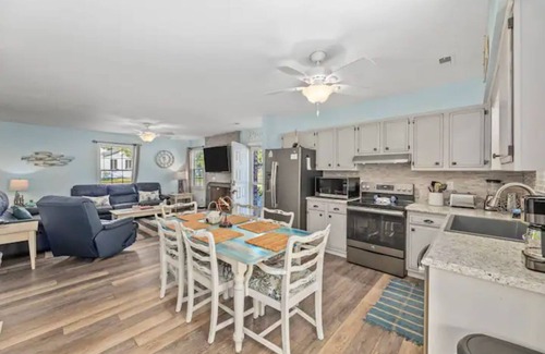 Crescent Beach Casa | Cozy 2Br Beach House + King Bed + Firepit -> Walk to the Beach!