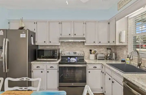 Crescent Beach Casa | Cozy 2Br Beach House + King Bed + Firepit -> Walk to the Beach!