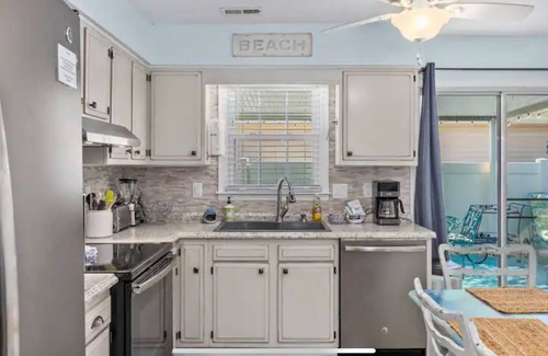 Crescent Beach Casa | Cozy 2Br Beach House + King Bed + Firepit -> Walk to the Beach!