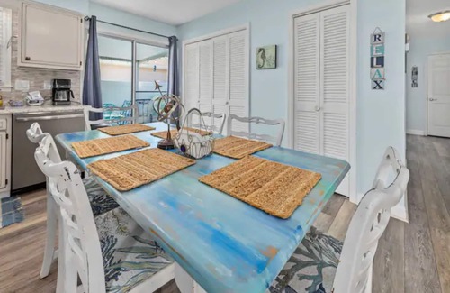 Crescent Beach Casa | Cozy 2Br Beach House + King Bed + Firepit -> Walk to the Beach!