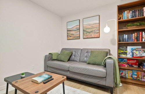 Keith Apartamento | Cozy 2BR BSMT Suite with Board Games and Netflix