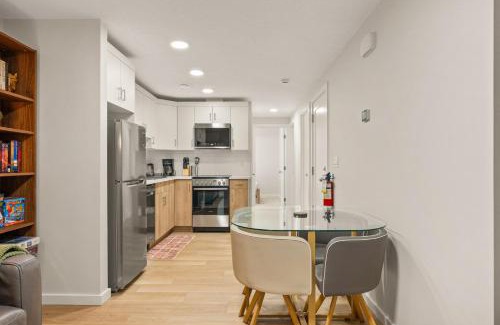 Keith Apartamento | Cozy 2BR BSMT Suite with Board Games and Netflix