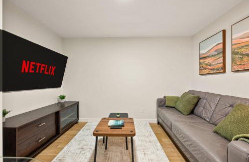 Keith Apartamento | Cozy 2BR BSMT Suite with Board Games and Netflix