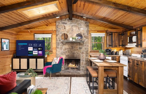 Stanardsville Casa | Cozy 2BR Cabin w/Hot Tub, Fire Pit Near Shenandoah