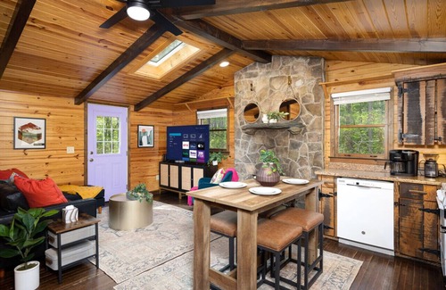 Stanardsville Casa | Cozy 2BR Cabin w/Hot Tub, Fire Pit Near Shenandoah