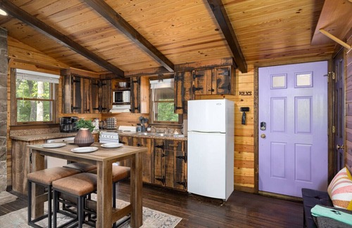 Stanardsville Casa | Cozy 2BR Cabin w/Hot Tub, Fire Pit Near Shenandoah