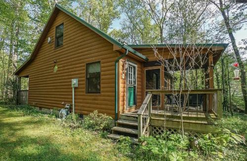 Townsend Casa | Cozy 2BR Cabin with Fire Pit & Whirlpool Tub, Screened Porch & so much more!