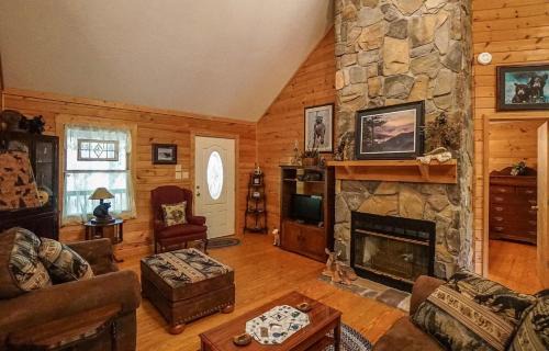 Townsend Casa | Cozy 2BR Cabin with Fire Pit & Whirlpool Tub, Screened Porch & so much more!