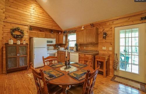 Townsend Casa | Cozy 2BR Cabin with Fire Pit & Whirlpool Tub, Screened Porch & so much more!
