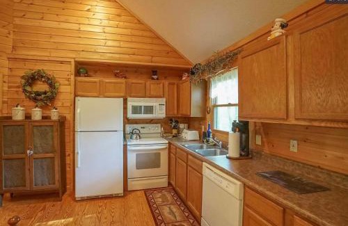 Townsend Casa | Cozy 2BR Cabin with Fire Pit & Whirlpool Tub, Screened Porch & so much more!