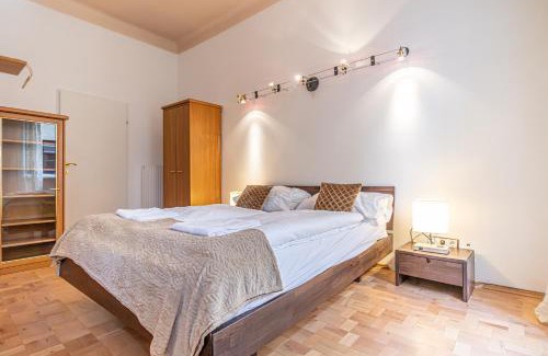 Matzleinsdorf Apartamento | Cozy 2BR City Retreat Prime Central Location
