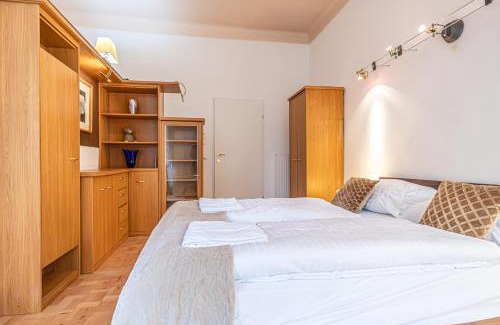 Matzleinsdorf Apartamento | Cozy 2BR City Retreat Prime Central Location