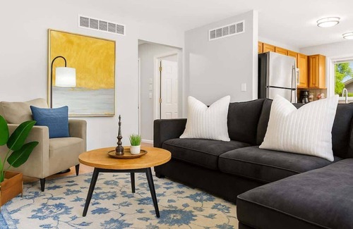 Fraser Condominio | Cozy 2BR Condo in Great Location | King Bed